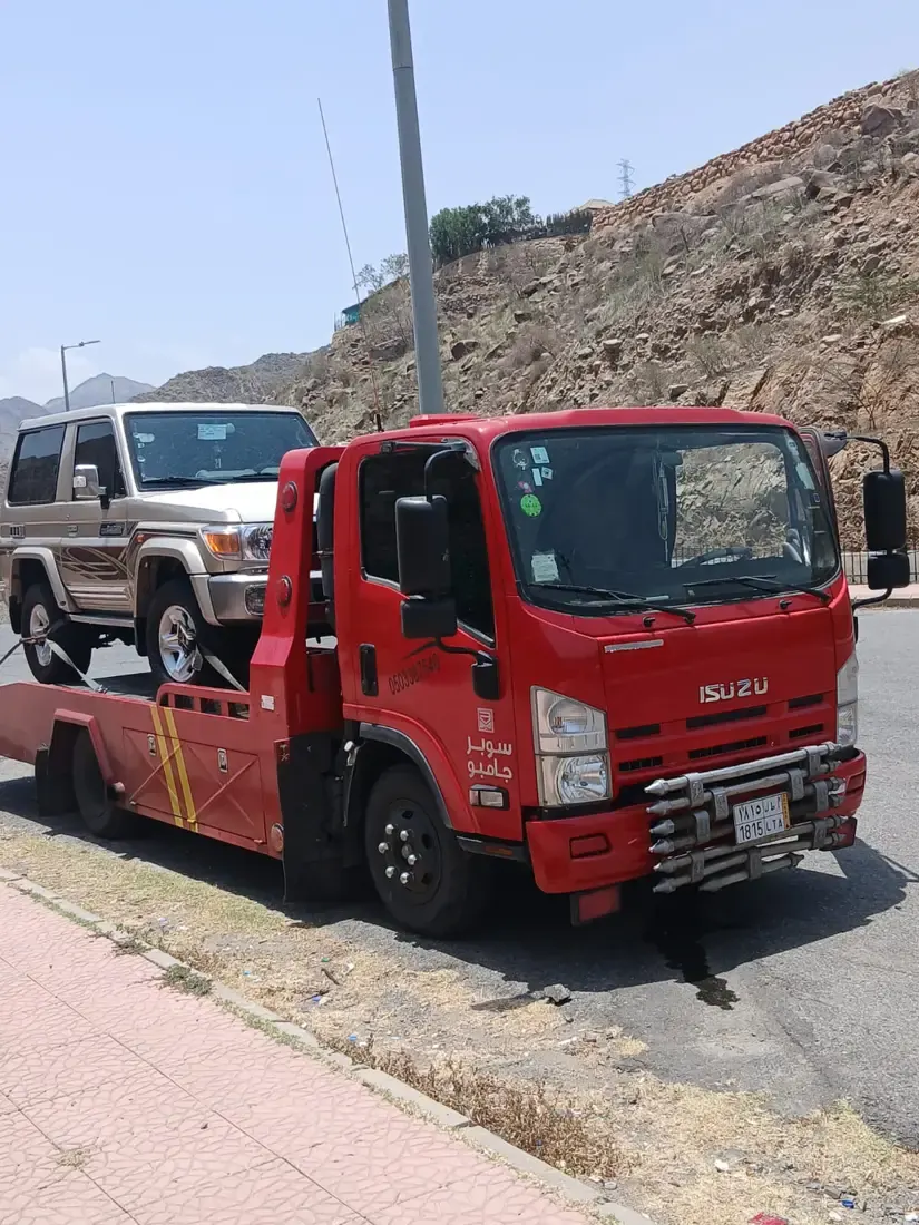 سطحة سوبر جامبو تنقل لاندكروزر على طريق جبلي