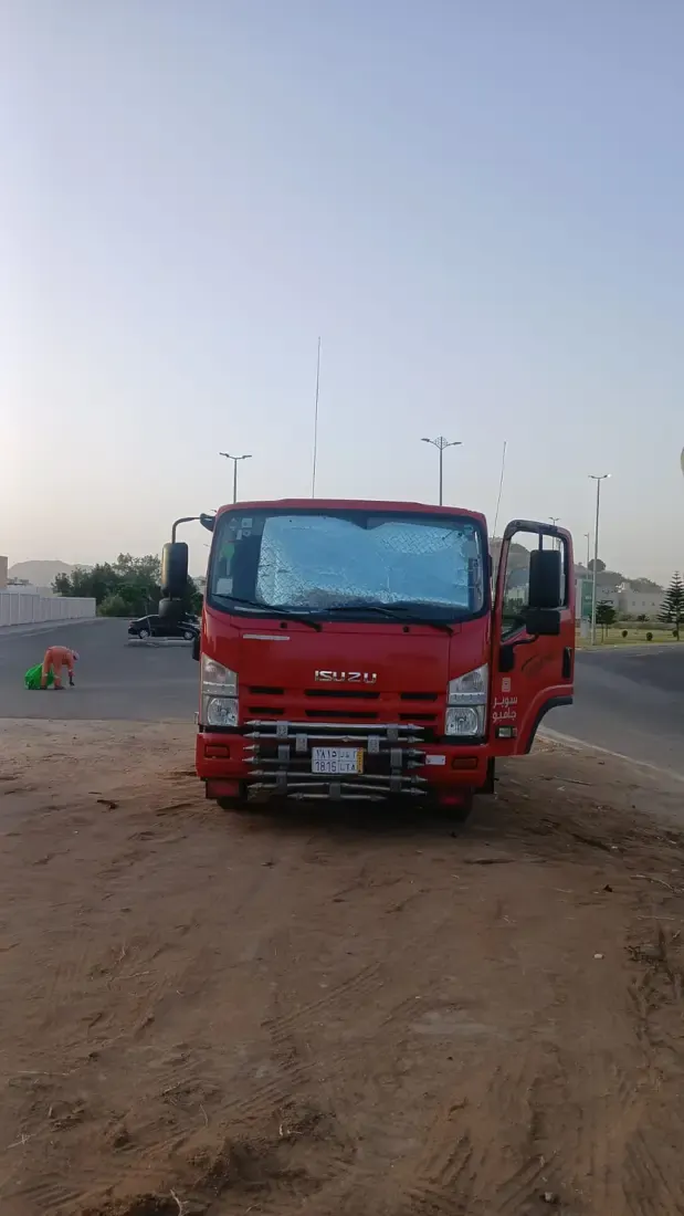 سطحة إسوزو حمراء جاهزة للانطلاق